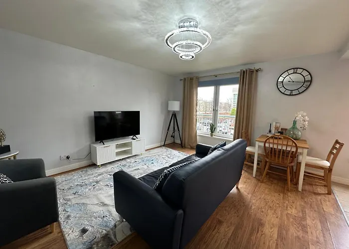 Modern Economy With King Bed Apartman