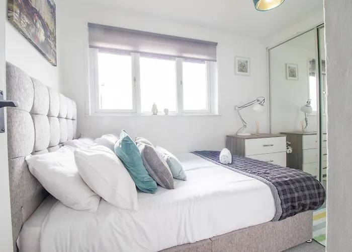 Spacious 2-bed Free Parking & Stadiums