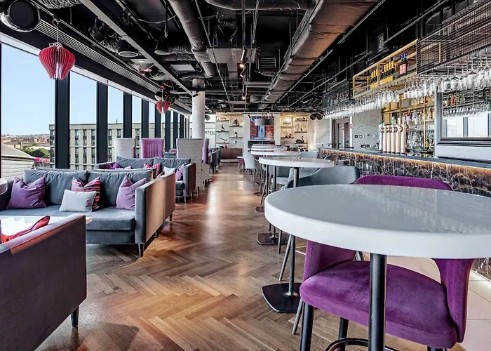 Radisson Red Hotel, Hotel