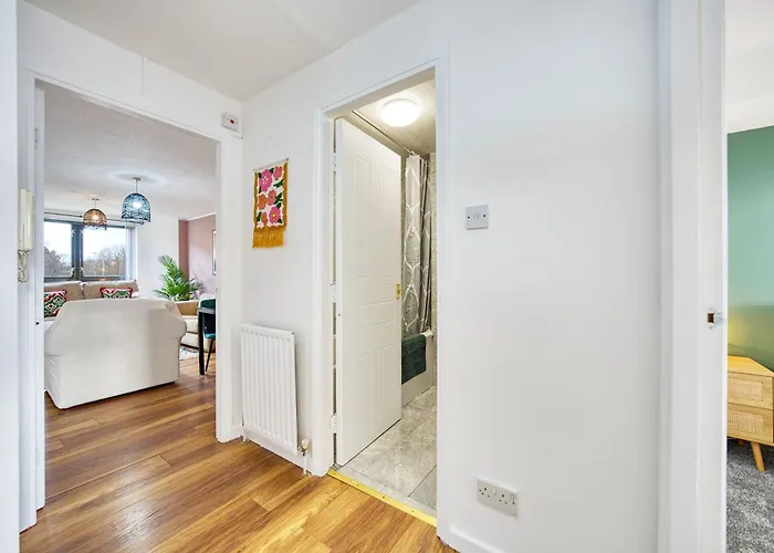 2Br Flat With Free Parking In Central Location