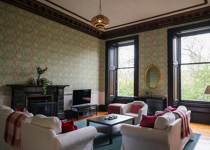 7 Crown Gardens * Glasgow