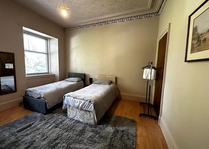 Cheerful 5 Bedroom House Close To West End And Parking *