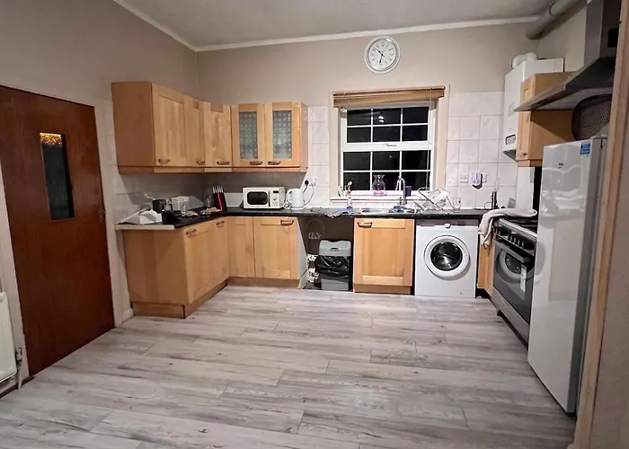 Cheerful 5 Bedroom House Close To West End And Parking