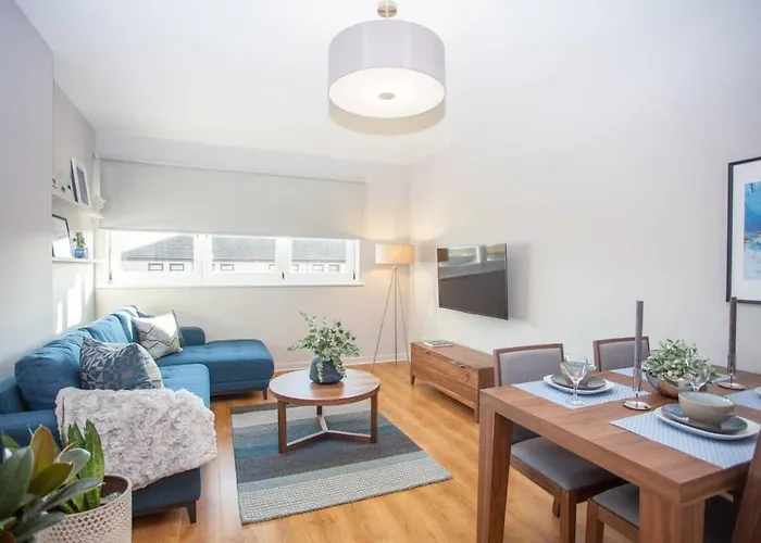 Stylish 2-bed Near Glasgow