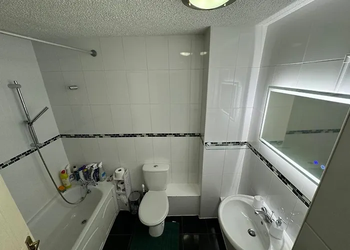 Cosy Two Bedroom Flat Апартаменты *