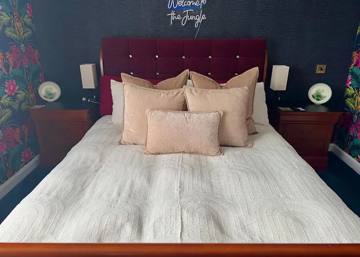 ゲストハウス Finn Village - Loch Lomond - The Jungle With A Private Hot Tub