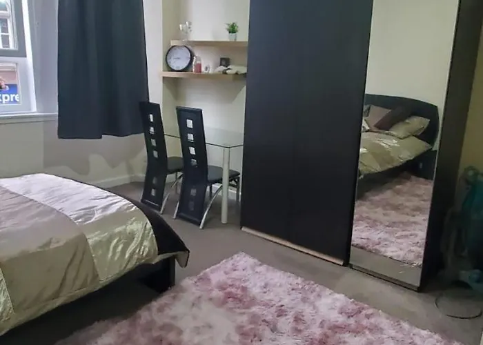 Apartment Cosy And Bright 3-bedroom Flat Glasgow