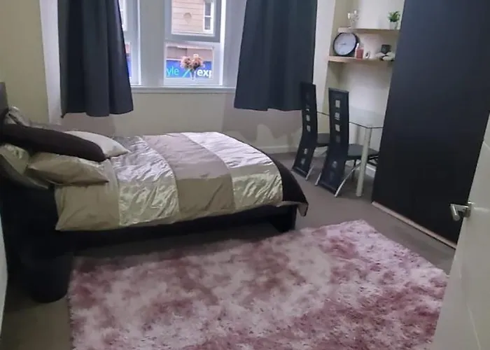 Cosy And Bright 3-bedroom Flat Apartment