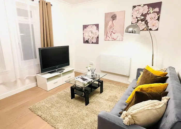 Lovely 1-bedroom In Near Subway شقة غلاسغو