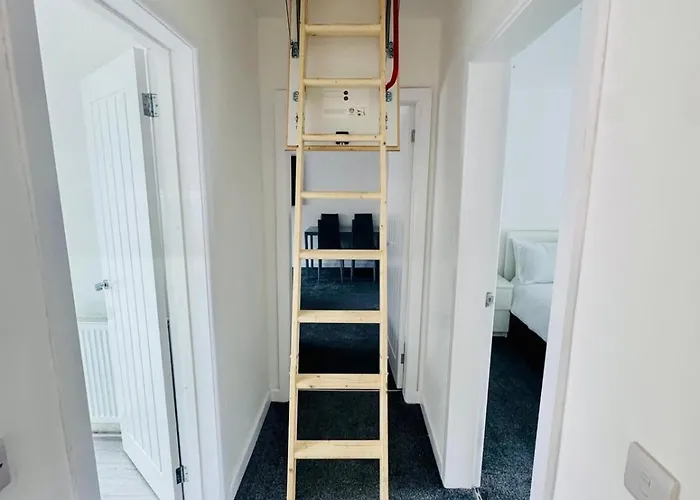 Modern 2 Bedroom With Extra Loft Bedroom