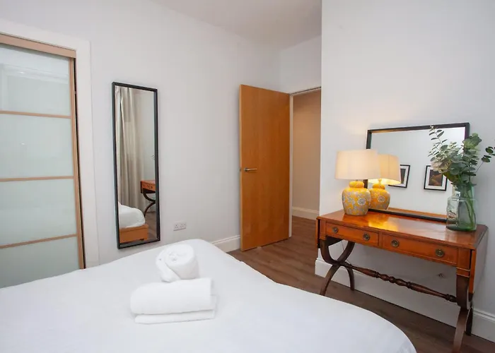 Stylish 3rd Floor Flat In Historic Merchant *