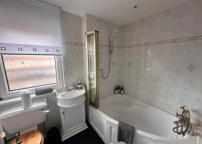 3br Flat Sleeps 6 West End Sights Driveway Glasgow