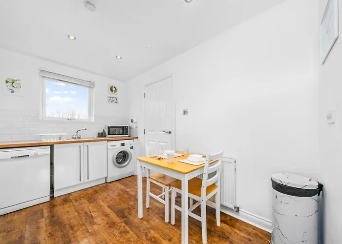 Hébergement de vacances Modern 5 Bedroom Townhouse With Free Parking *