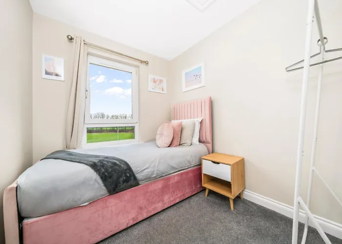 Modern 5 Bedroom Townhouse With Free Parking Hébergement de vacances *