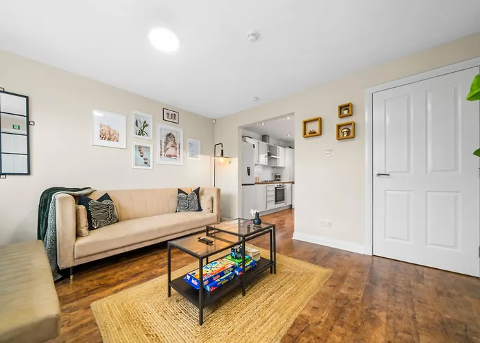 Modern 5 Bedroom Townhouse With Free Parking *