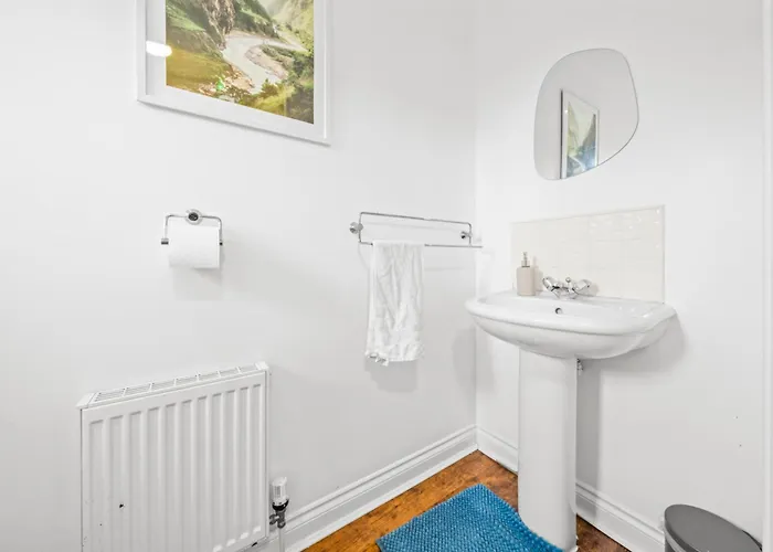 Modern 5 Bedroom Townhouse With Free Parking Hébergement de vacances