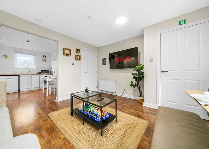 Hébergement de vacances Modern 5 Bedroom Townhouse With Free Parking *