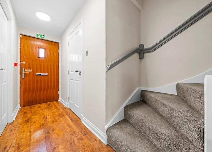 Hébergement de vacances Modern 5 Bedroom Townhouse With Free Parking *