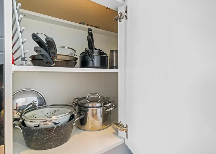 Modern 5 Bedroom Townhouse With Free Parking