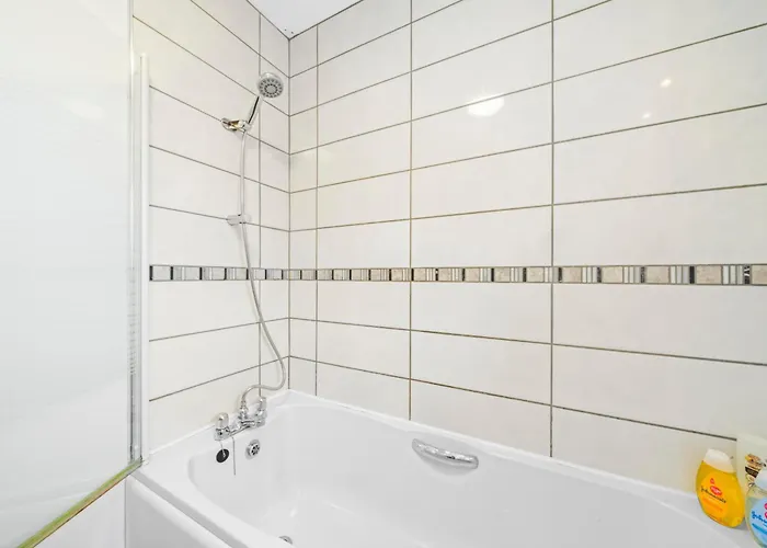 Modern 5 Bedroom Townhouse With Free Parking Hébergement de vacances