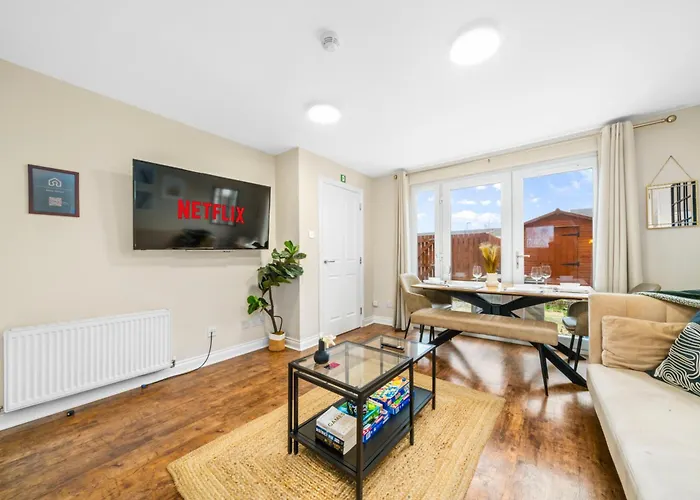 Hébergement de vacances Modern 5 Bedroom Townhouse With Free Parking *