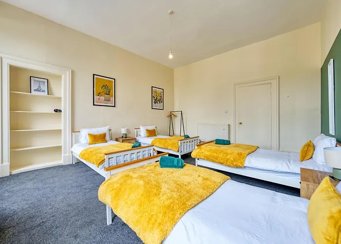 Group 4br Sleeps 11 Near Ibrox Parking Apartment