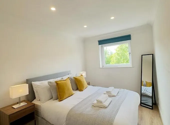 Apartment Spacious 2 Bed Near Airport *