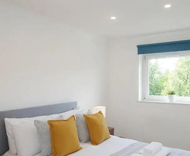 Spacious 2 Bed Near Airport Apartment Glasgow