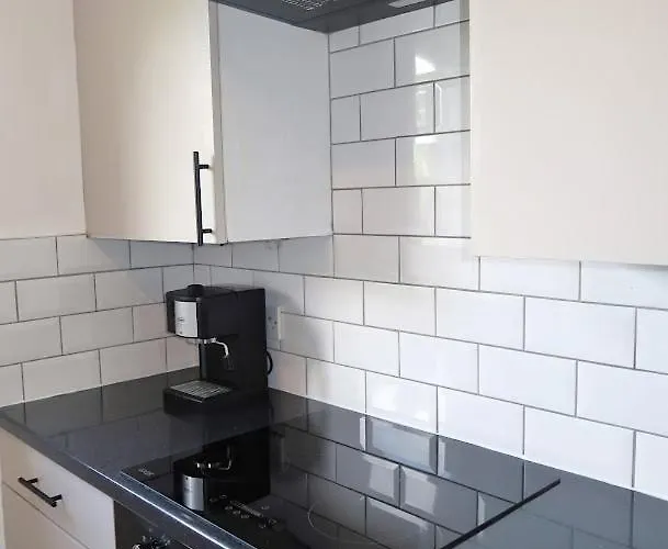 Spacious 2 Bed Near Airport Apartment