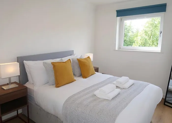 Spacious 2 Bed Near Airport