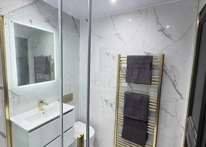 Апартаменты 3br Modernised Sleeps 8, Walking Distance To West End, Free Parking