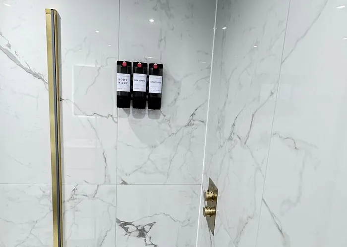 3br Modernised Sleeps 8, Walking Distance To West End, Free Parking Апартаменты