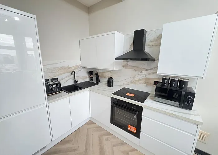 3br Modernised Sleeps 8, Walking Distance To West End, Free Parking *