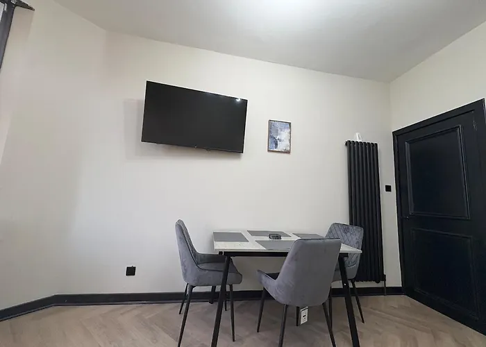 3br Modernised Sleeps 8, Walking Distance To West End, Free Parking Апартаменты