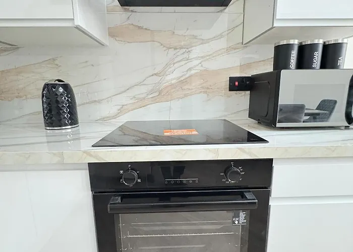 3br West End Flat W Free Parkin Apartment