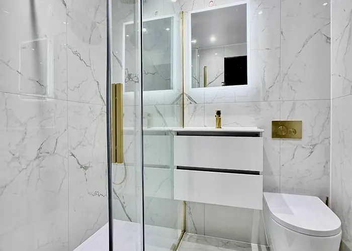 3br Modernised Sleeps 8, Walking Distance To West End, Free Parking