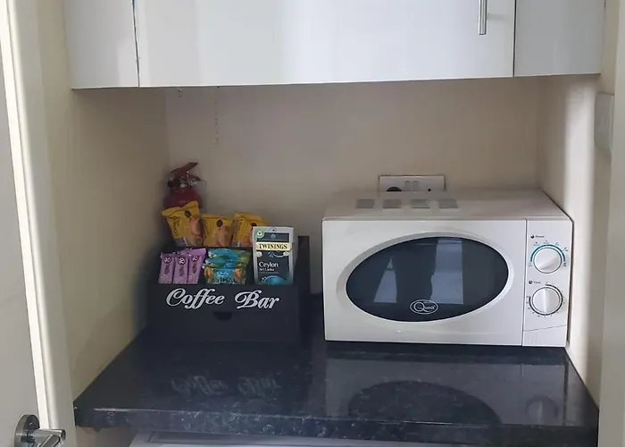 Cosy And Bright 3-bedroom Flat Apartment