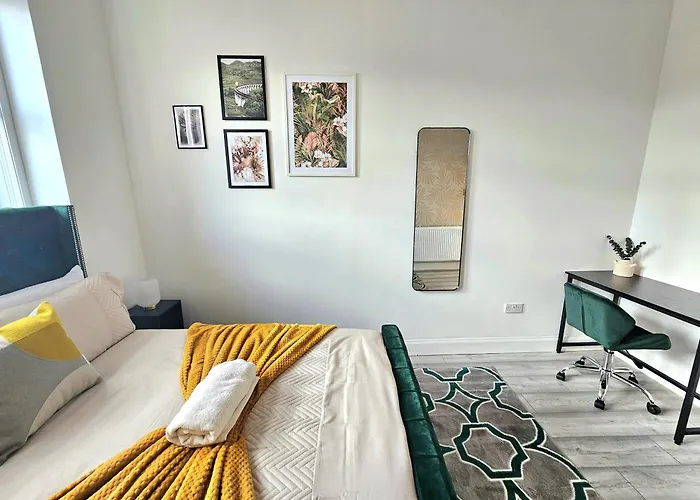 Ferienhaus Spacious Haven With Free Parking *