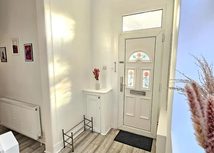 Spacious Haven With Free Parking