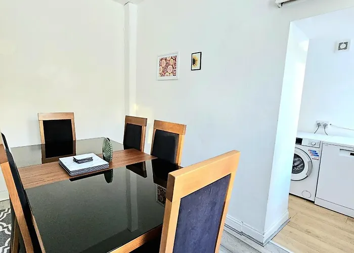 Ferienhaus Spacious Haven With Free Parking *