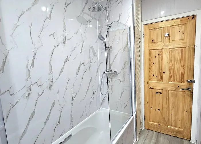 Ferienhaus Spacious Haven With Free Parking Glasgow