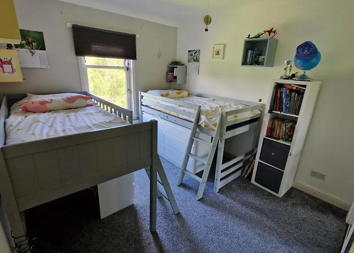 Modern Three-bedroom In Leafy West End With Private Parking