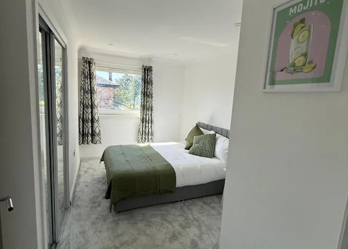 Luxurious 2 Bedroom, 8 Mins From Centre * Glasgow