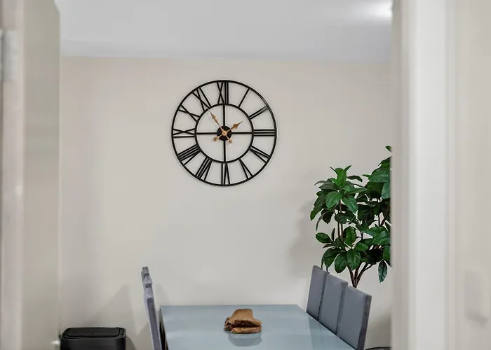 Modern 2-bedroom Flat In Centre, Near Galsgow Apartment