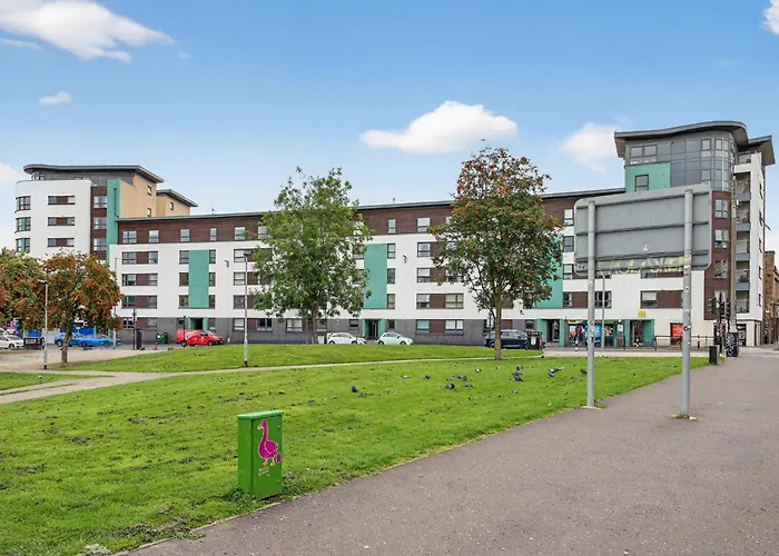Modern 2-bedroom Flat In Centre, Near Galsgow Apartment