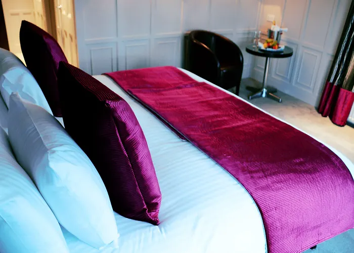 Hotel Glynhill & Near Airport 4*