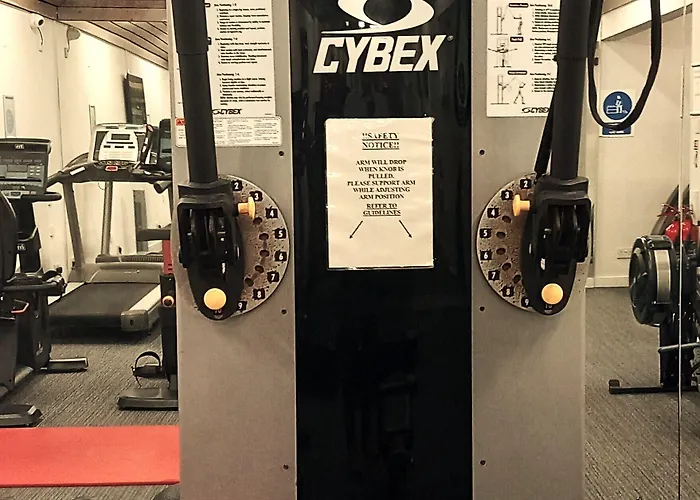 Hotel Glynhill & Near Airport 4*