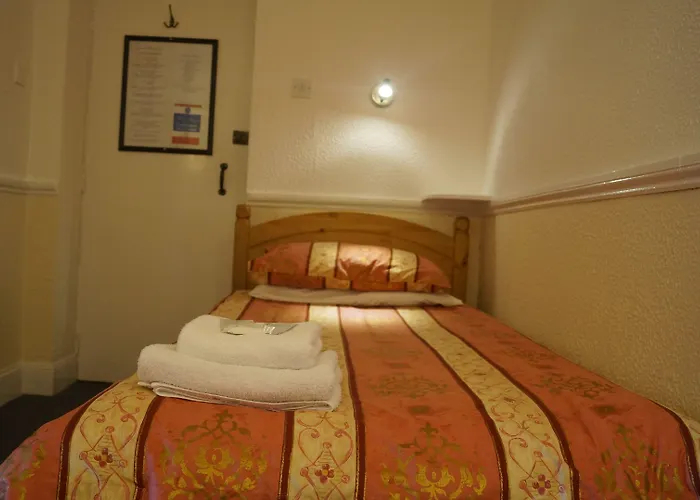 The Hampton Court Hotel 3*