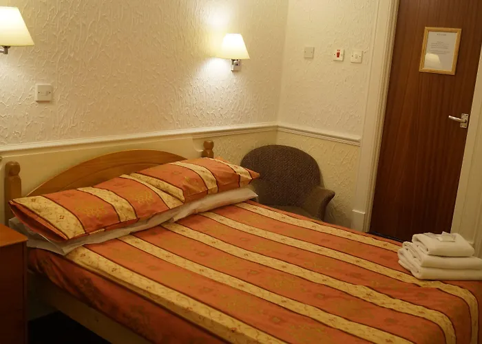 The Hampton Court Hotel 3*