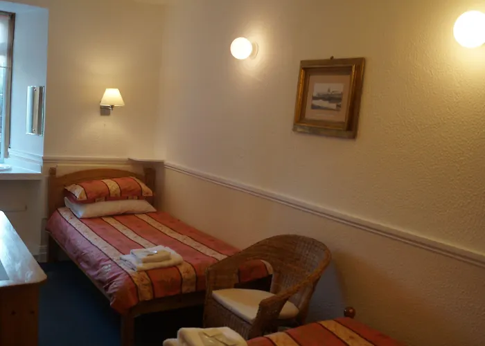 The Hampton Court 3*